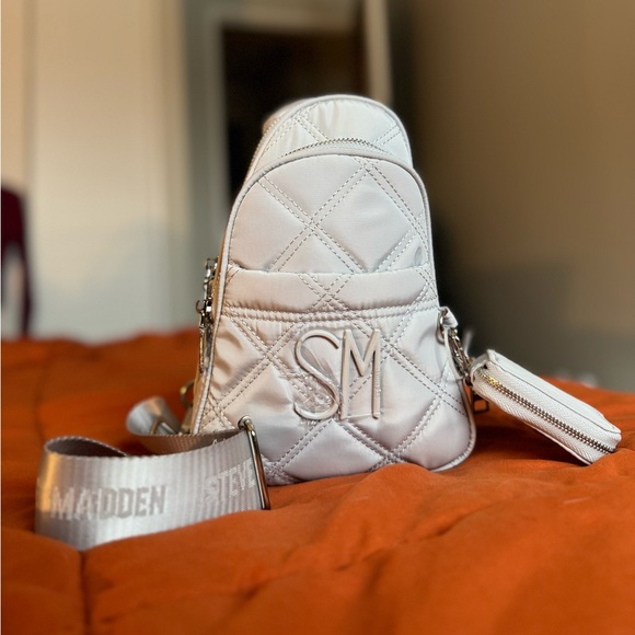 NWT Steve Madden Bstevie Gray Sling Crossbody Bag - Picture 1 of 7